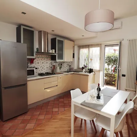 Апартаменты Luminoso E Accogliente Con Giardino - Battistini